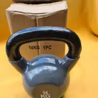 Vinyl bevonatos, 14 kg-os öntöttvas kettlebell (girja) kényelmes, széles fekete markolattal.