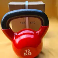 Vinyl bevonatos, 10 kg-os öntöttvas kettlebell (girja) kényelmes, széles fekete markolattal.