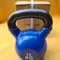 Vinyl bevonatos, 12 kg-os öntöttvas kettlebell (girja) kényelmes, széles fekete markolattal.