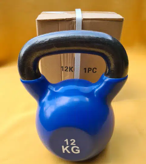 Vinyl bevonatos, 12 kg-os öntöttvas kettlebell (girja) kényelmes, széles fekete markolattal.