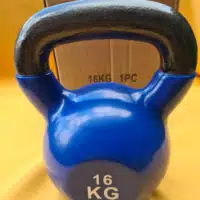 Vinyl bevonatos, 16 kg-os öntöttvas kettlebell (girja) kényelmes, széles fekete markolattal.