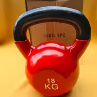 Vinyl bevonatos, 18 kg-os öntöttvas kettlebell (girja) kényelmes, széles fekete markolattal.