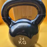 Vinyl bevonatos, 24 kg-os öntöttvas kettlebell (girja) kényelmes, széles fekete markolattal.