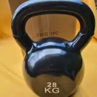 Vinyl bevonatos, 28 kg-os öntöttvas kettlebell (girja) kényelmes, széles fekete markolattal.