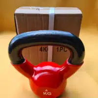Pink színű vinyl bevonatos, 4 kg-os öntöttvas kettlebell (girja) fekete markolattal.