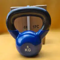 Vinyl bevonatos, 6 kg-os öntöttvas kettlebell (girja) kényelmes, széles fekete markolattal.