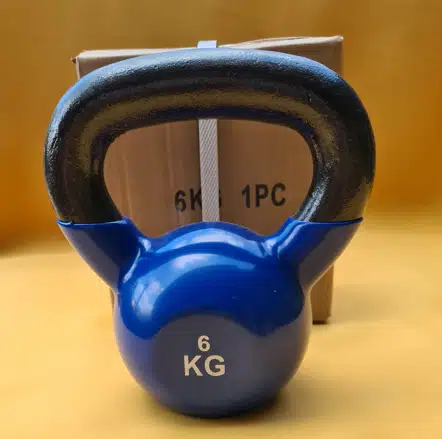 Vinyl bevonatos, 6 kg-os öntöttvas kettlebell (girja) kényelmes, széles fekete markolattal.
