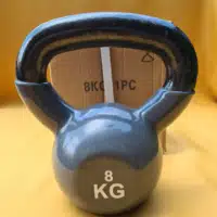 Vinyl bevonatos, 8 kg-os öntöttvas kettlebell (girja) kényelmes, széles fekete markolattal.