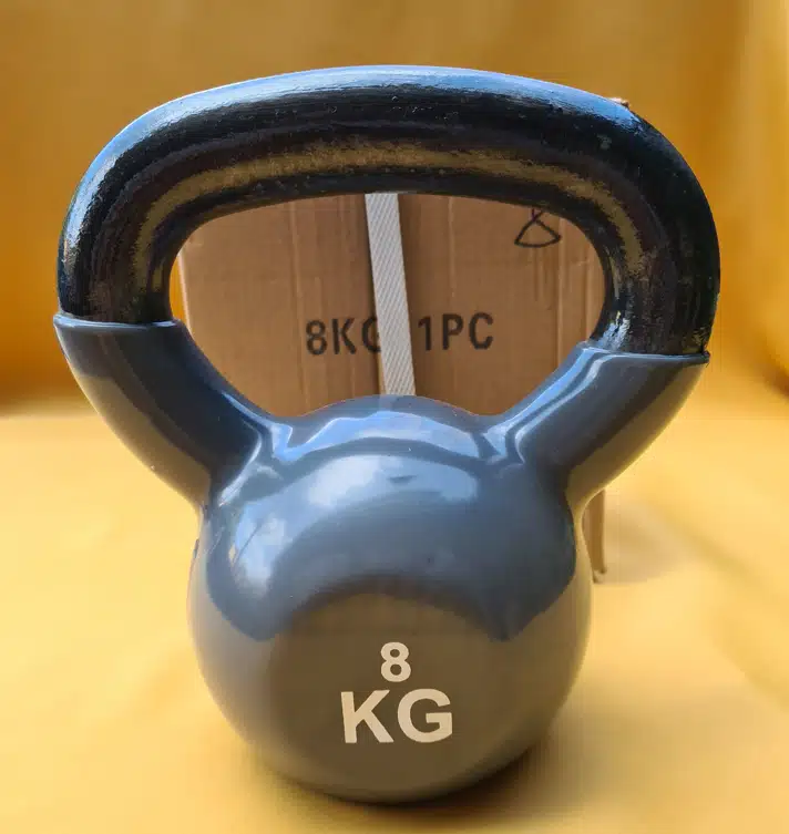 Vinyl bevonatos, 8 kg-os öntöttvas kettlebell (girja) kényelmes, széles fekete markolattal.