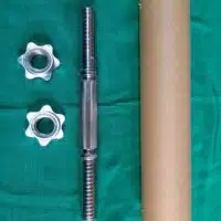 Tömör krómozott acél egykezes súlyzó rúd 35 cm hosszúságban, 30 mm átmérővel és fém menetes csillagcsavar rögzítőkkel.