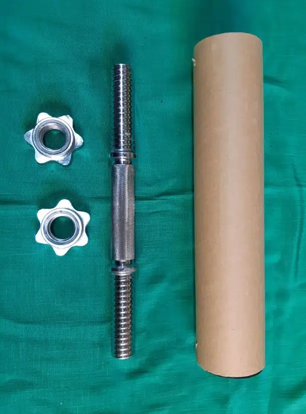 Tömör krómozott acél egykezes súlyzó rúd 35 cm hosszúságban, 30 mm átmérővel és fém menetes csillagcsavar rögzítőkkel.