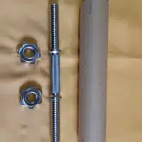 Tömör krómozott acél egykezes súlyzó rúd 40 cm hosszúságban, 30 mm átmérővel és fém menetes csillagcsavar rögzítőkkel.