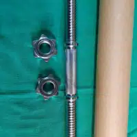 Tömör krómozott acél egykezes súlyzó rúd 45 cm hosszúságban, 30 mm átmérővel és fém menetes csillagcsavar rögzítőkkel.