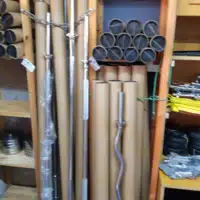 Tömör krómozott acél kétkezes egyenes súlyzó rúd 180 cm hosszúságban, 30 mm átmérővel és fém menetes szorítókkal.