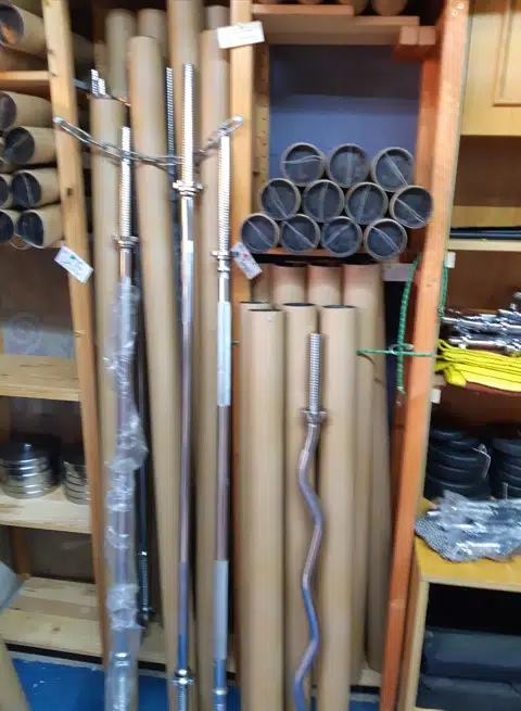 Tömör krómozott acél kétkezes egyenes súlyzó rúd 180 cm hosszúságban, 30 mm átmérővel és fém menetes szorítókkal.
