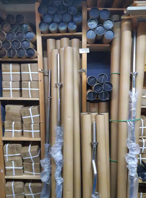 Tömör krómozott acél kétkezes egyenes súlyzó rúd 200 cm hosszúságban, 30 mm átmérővel és fém menetes szorítókkal.