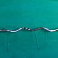 Tömör krómozott acél hajlított francia súlyzó rúd 120 cm hosszúságban, 30 mm átmérővel és fém menetes csillagcsavar szorítókkal.