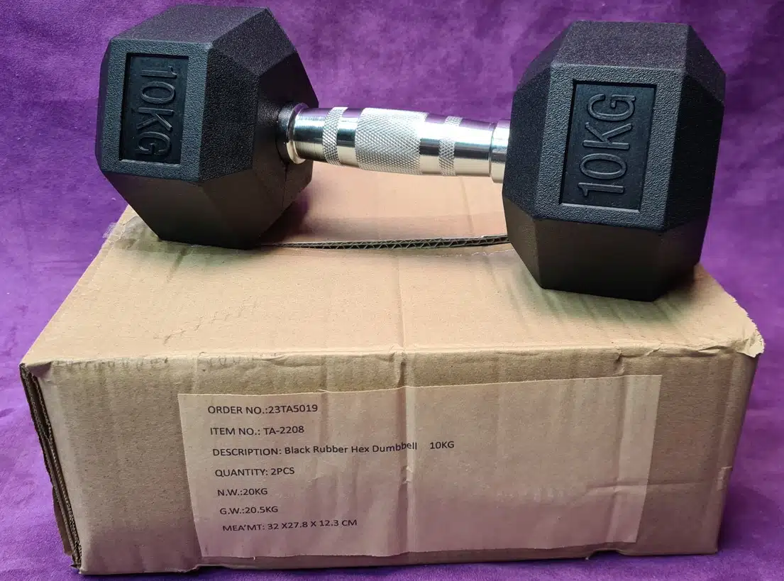 Fekete gumírozott hexagon egykezes súlyzó 10 kg-os méretben, krómozott ergonomikus acél markolattal.