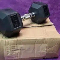 Fekete gumírozott hexagon egykezes súlyzó 12,5 kg-os méretben, krómozott ergonomikus acél markolattal.