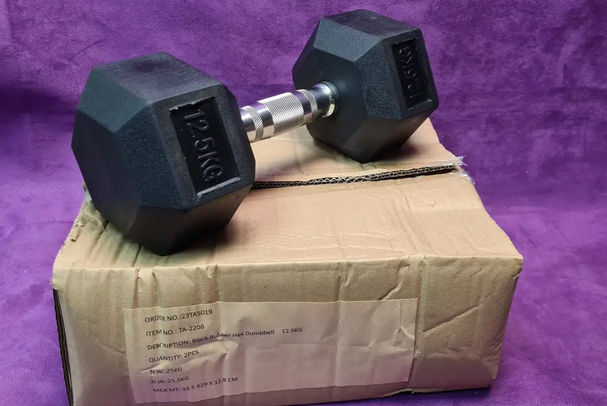 Fekete gumírozott hexagon egykezes súlyzó 12,5 kg-os méretben, krómozott ergonomikus acél markolattal.