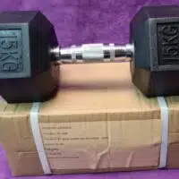 Fekete gumírozott hexagon egykezes súlyzó 15 kg-os méretben, krómozott ergonomikus acél markolattal.