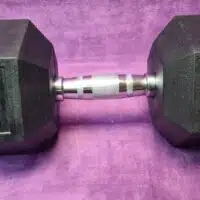 Fekete gumírozott hexagon egykezes súlyzó 25 kg-os méretben, krómozott ergonomikus acél markolattal.