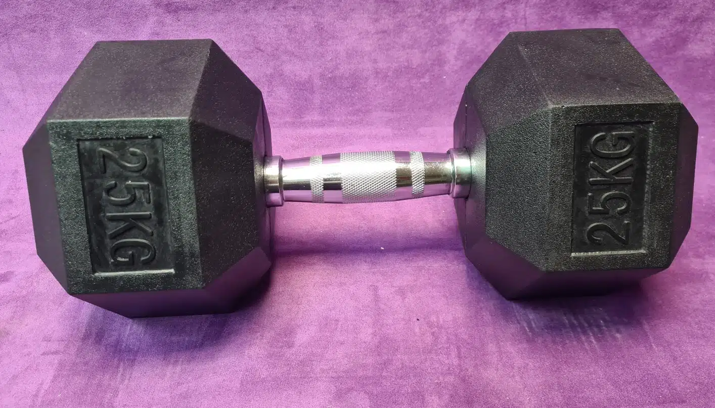 Fekete gumírozott hexagon egykezes súlyzó 25 kg-os méretben, krómozott ergonomikus acél markolattal.