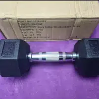 Fekete gumírozott hexagon egykezes súlyzó 5 kg-os méretben, krómozott ergonomikus acél markolattal