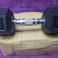Fekete gumírozott hexagon egykezes súlyzó 7,5 kg-os méretben, krómozott ergonomikus acél markolattal.