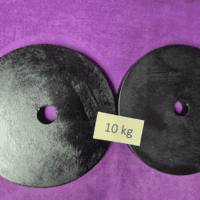 fekete hazai gyártású vágott vaslemez súlytárcsa 10 kg-os méretben, 31 mm-es furattal súlyzó rúdhoz.