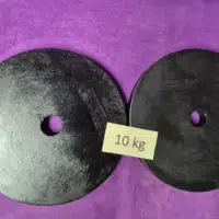 fekete hazai gyártású vágott vaslemez súlytárcsa 10 kg-os méretben, 31 mm-es furattal súlyzó rúdhoz.
