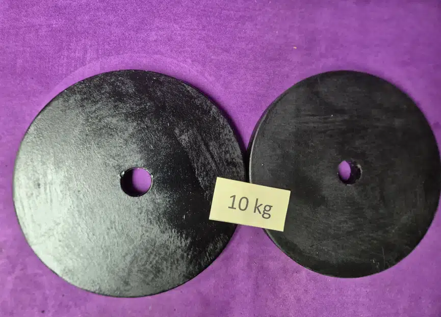 fekete hazai gyártású vágott vaslemez súlytárcsa 10 kg-os méretben, 31 mm-es furattal súlyzó rúdhoz.