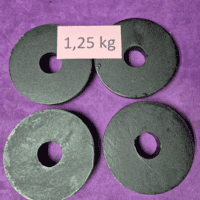 fekete hazai gyártású vágott vaslemez súlytárcsa 1,25 kg-os méretben, 31 mm-es furattal súlyzó rúdhoz.