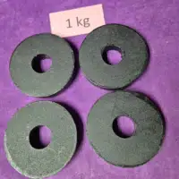 fekete hazai gyártású vágott vaslemez súlytárcsa 1 kg-os méretben, 31 mm-es furattal súlyzó rúdhoz.