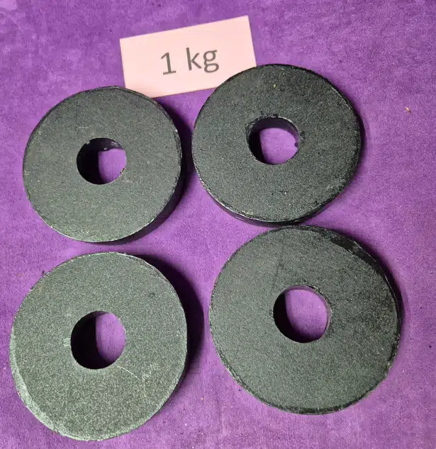 fekete hazai gyártású vágott vaslemez súlytárcsa 1 kg-os méretben, 31 mm-es furattal súlyzó rúdhoz.