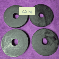 Fekete hazai gyártású vágott vaslemez súlytárcsa 2,5 kg-os méretben, 31 mm-es furattal súlyzó rúdhoz.