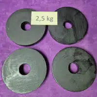 Fekete hazai gyártású vágott vaslemez súlytárcsa 2,5 kg-os méretben, 31 mm-es furattal súlyzó rúdhoz.