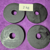 Fekete hazai gyártású vágott vaslemez súlytárcsa 2 kg-os méretben, 31 mm-es furattal súlyzó rúdhoz.