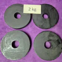 Fekete hazai gyártású vágott vaslemez súlytárcsa 2 kg-os méretben, 31 mm-es furattal súlyzó rúdhoz.