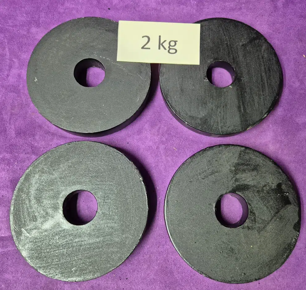 Fekete hazai gyártású vágott vaslemez súlytárcsa 2 kg-os méretben, 31 mm-es furattal súlyzó rúdhoz.
