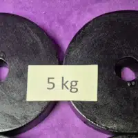 fekete hazai gyártású vágott vaslemez súlytárcsa 5 kg-os méretben, 31 mm-es furattal súlyzó rúdhoz.